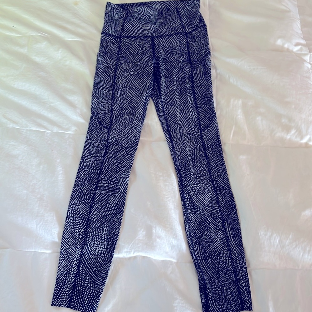 Lululemon light weight SUPER comfy (iykyk) leggings.